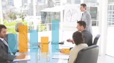 İş toplantısından sonra istatistik ve finansal veri işleme animasyonu. küresel iş, veri işleme, dijital arayüz, teknoloji ve ağ konsepti dijital olarak oluşturulmuş video.