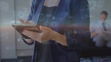 Tablet kullanan kadının dijital verilerinin animasyonu. küresel teknoloji, veri işleme, bağlantılar ve dijital arayüz konsepti dijital olarak oluşturulmuş video.