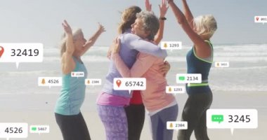 Sahilde kucaklaşan kadınlar üzerine sosyal medya bildirimlerinin animasyonu. Sosyal medya, olumlu duygular, refah ve iletişim ağı konsepti, dijital olarak oluşturulmuş video.