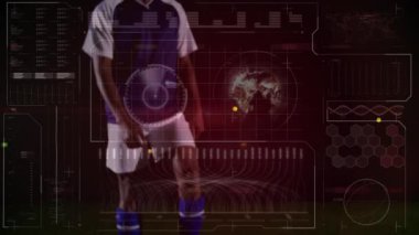 Futbol oyuncuları üzerinde dürbün taraması ve veri işleme animasyonları. global spor, dijital arayüz, teknoloji ve bağlantılar konsepti dijital olarak oluşturulmuş video.