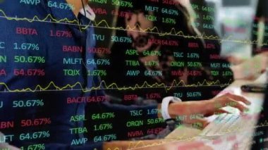 Telefon kulaklığı kullanan iş adamlarının finansal veri işleme animasyonları. küresel iş, veri işleme, dijital arayüz, teknoloji ve ağ konsepti dijital olarak oluşturulmuş video.