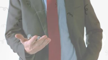 Beyaz arka planda iş adamlarının top fırlatma ve yakalama animasyonları. iş, çözümler ve fikirler, dijital olarak üretilen video konsepti.