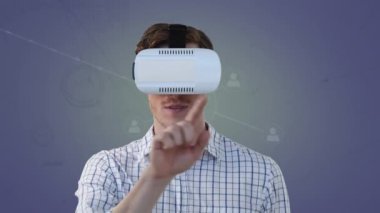 Mavi arka planda video kulaklıklı ve bağlantı ağlı iş adamlarının animasyonu. küresel dijital arayüz, teknoloji ve ağ konsepti dijital olarak oluşturulmuş video.