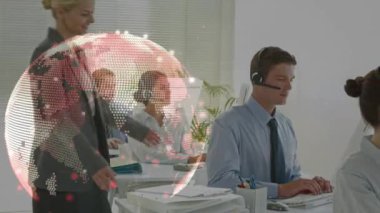 Telefon kulaklığı kullanan iş adamlarının dünya ile olan bağlantılarının animasyonu. küresel bağlantılar, iş, teknoloji ve ağ konsepti dijital olarak oluşturulmuş video.