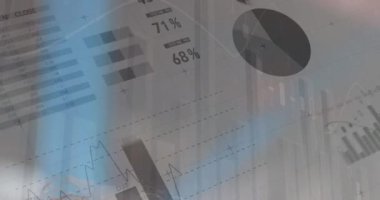 Gri arka planda finansal veri işleme animasyonu. küresel iş, veri işleme, dijital arayüz, teknoloji konsepti dijital olarak oluşturulmuş video.