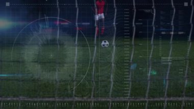 Futbolcuların topa vurması üzerine veri işleme animasyonu. global spor, dijital arayüz, teknoloji ve bağlantılar konsepti dijital olarak oluşturulmuş video.