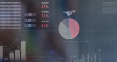 Şebeke üzerinde istatistik ve finansal veri işleme animasyonları. küresel iş, dijital arayüz, teknoloji ve ağ konsepti dijital olarak oluşturulmuş video.