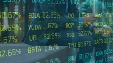 Akıllı telefon kullanarak iş adamının finansal veri işleme animasyonu. küresel iş, dijital arayüz, teknoloji ve ağ konsepti dijital olarak oluşturulmuş video.