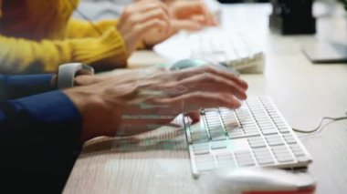 Telefon kulaklığı kullanan iş adamları üzerinden veri işleme animasyonu.