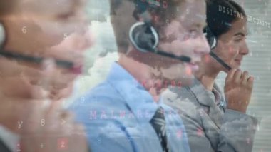 Telefon kulaklığı kullanan iş adamlarının siber saldırı veri işleme animasyonu. küresel iletişim, dijital arayüz, teknoloji ve bağlantılar konsepti dijital olarak oluşturulmuş video.