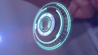 Hareket eden spot ışıkları ve bulanık arka planda el üstünde dönen dairesel kasa kilidi animasyonu. küresel iş ve finans güvenlik teknolojisi ve iletişim konsepti dijital olarak oluşturulmuş video.