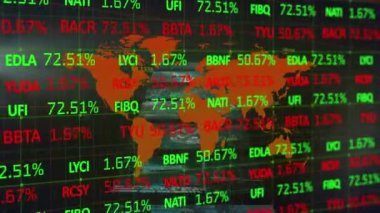 Dünya haritası ve veri işleme ekranları üzerinde finansal hisse arayüzü animasyonu. küresel iş iletişimi ve dijital arayüz teknolojisi kavramı, dijital olarak oluşturulmuş video.