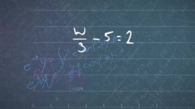 Matematiksel veri ve denklemlerin yeşil arkaplan üzerinde işlenmesi. küresel eğitim, dijital arayüz, teknoloji ve ağ konsepti dijital olarak oluşturulmuş video.