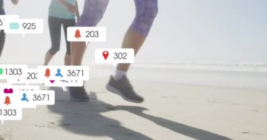 Plajda koşan kadınlar hakkında sosyal medya bildirimleri. Sosyal medya, olumlu duygular, refah ve iletişim ağı konsepti, dijital olarak oluşturulmuş video.