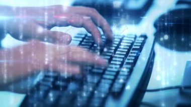 Bilgisayar klavyesinde parlayan ışık izlerinin animasyonu. küresel sosyal medya, dijital arayüz, teknoloji ve ağ konsepti dijital olarak oluşturulmuş video.