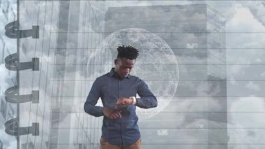 Afrika kökenli Amerikalı iş adamının animasyonu dünya ve modern bina üzerinde akıllı hareketler yapıyor. küresel iş, dijital arayüz, teknoloji ve ağ konsepti dijital olarak oluşturulmuş video.