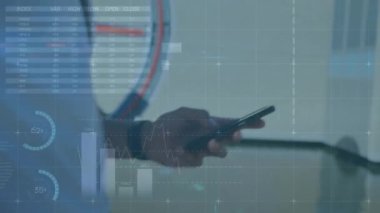 Akıllı telefon kullanarak iş adamının istatistik ve veri işleme animasyonu. küresel iş, dijital arayüz, teknoloji ve ağ konsepti dijital olarak oluşturulmuş video.