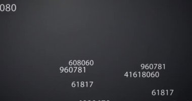 Gri arkaplanda değişen ve işleyen beyaz sayıların animasyonu. küresel iş, dijital arayüz, teknoloji ve ağ konsepti dijital olarak oluşturulmuş video.