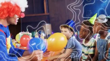 Çeşitli mutlu çocuklar ve palyaçoların partide eğlenmesi üzerine beyaz çizgilerin animasyonu. kutlama, doğum günü, parti, çocukluk ve olay konsepti dijital olarak oluşturulmuş video.