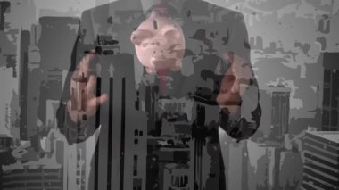 Modern şehir binalarının animasyonu iş adamlarının domuz kumbarası fırlatması ve yakalaması üzerine. iş, çözümler ve finans konsepti, dijital olarak oluşturulmuş video.