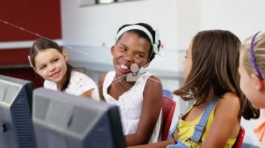 Bilgisayar kullanarak okul çocukları üzerinden bağlantı ağının animasyonu. küresel çevrimiçi eğitim, dijital arayüz, teknoloji ve bağlantılar konsepti dijital olarak oluşturulmuş video.