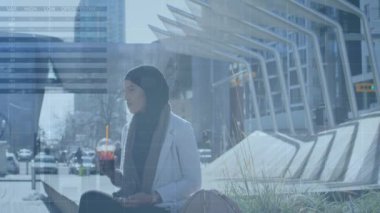 Akıllı telefon kullanan bir kadın hakkında istatistik ve finansal veri işleme animasyonu. küresel veri işleme, ağlar, bağlantılar ve dijital arayüz konsepti dijital olarak oluşturulmuş video.