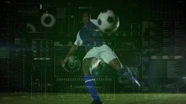 Futbolcu üzerinden veri işleme animasyonu. global spor, dijital arayüz, teknoloji ve bağlantılar konsepti dijital olarak oluşturulmuş video.