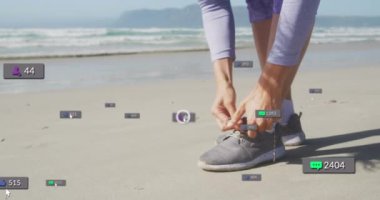 Plajda ayakkabı bağlayan kadın hakkında sosyal medya bildirimleri. Sosyal medya, olumlu duygular ve iletişim ağı konsepti, dijital olarak oluşturulmuş video.