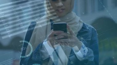 Akıllı telefon kullanan bir kadının istatistik ve veri işleme animasyonu. küresel veri işleme, ağlar, bağlantılar ve dijital arayüz konsepti dijital olarak oluşturulmuş video.