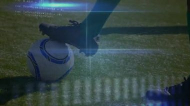 Futbolcu üzerinden veri işleme animasyonu. global spor, dijital arayüz, teknoloji ve ağ konsepti dijital olarak oluşturulmuş video.
