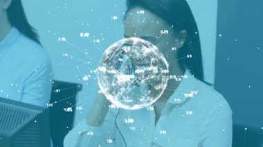 Ofiste çalışan müşteri hizmetleri yöneticilerinden oluşan bir takıma karşı. küresel iş ve ağ teknolojisi kavramı