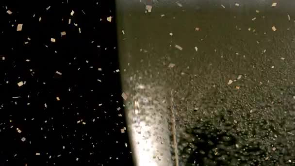 Animación Confeti Cayendo Burbujas Subiendo Copa Champán Sobre Fondo Negro — Vídeo de stock