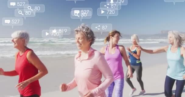 Animación Iconos Redes Sociales Sobre Mujeres Mayores Corriendo Playa Redes — Vídeo de stock