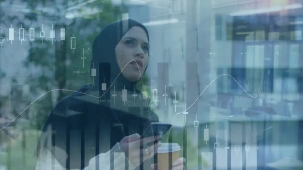 Анимация Обработки Финансовых Данных Над Женщиной Хиджабе Помощью Смартфона Глобальные — стоковое видео