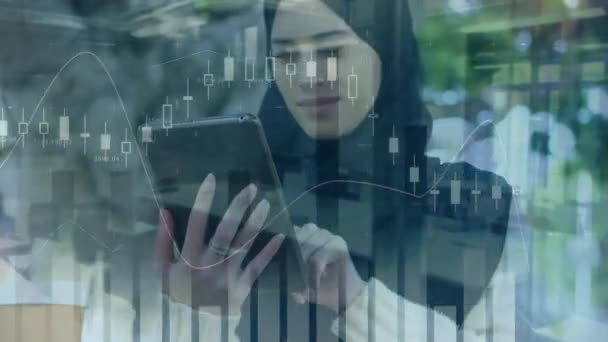 使用平板电脑对头巾中的妇女进行统计和数据处理动画 全球数据处理 连接和数字接口概念 — 图库视频影像