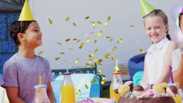 Animație Confetti Aur Peste Diverși Copii Fericiți Care Distrează Petrecere — Videoclip de stoc