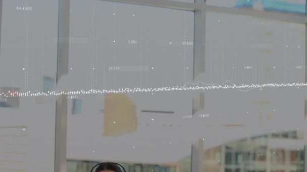 Animering Databehandling Över Affärskvinna Med Hjälp Telefon Headset Global Kommunikation — Stockvideo