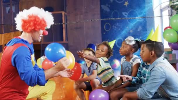 在派对上 在不同的快乐孩子和玩气球的小丑身上 用白色的彩蛋来进行动画 童年及活动概念数码影片 — 图库视频影像
