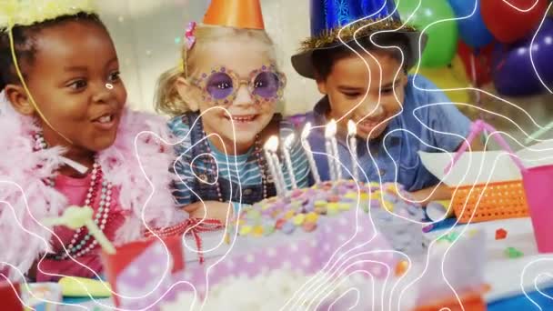 誕生日ケーキの上の白い線とパーティーで楽しんでいる子供たちのアニメーション 子供の頃パーティーやお祝いのコンセプトをデジタルで — ストック動画