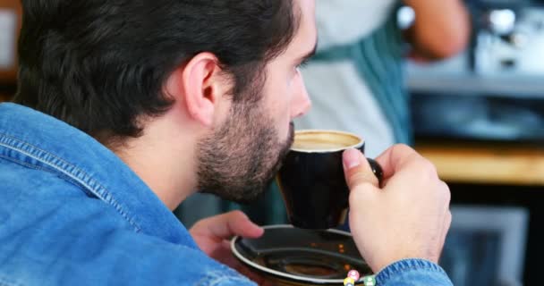 Animering Sociala Medier Ikoner Och Siffror Över Mannen Dricker Kaffe — Stockvideo