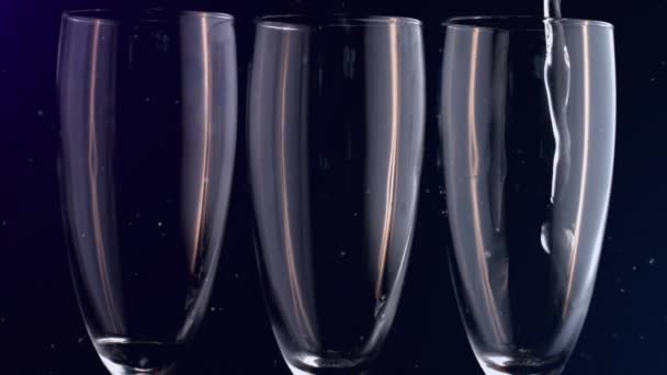 Animation Champagne Versé Dans Des Trois Verres Sur Fond Noir — Video