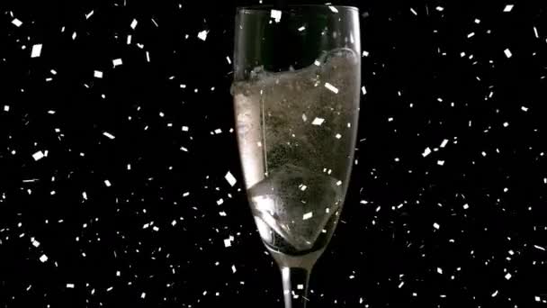 Animation Confettis Tombant Champagne Versant Dans Une Coupe Champagne Sur — Video