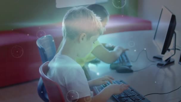 Számítógépet Használó Iskolások Közötti Kapcsolatok Hálózatának Animációja Globális Online Oktatás — Stock videók
