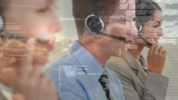 Animation Der Datenverarbeitung Über Geschäftsleute Die Kopfhörer Tragen Globale Verbindungen — Stockvideo