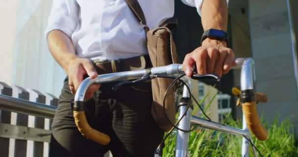 Animación Números Cambiando Sobre Hombre Caminando Con Bicicleta Redes Sociales — Vídeos de Stock