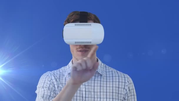 Kulaklıklı Dokunmatik Ekrandaki Adamının Üzerinde Parlayan Işığın Animasyonu Küresel Teknoloji — Stok video