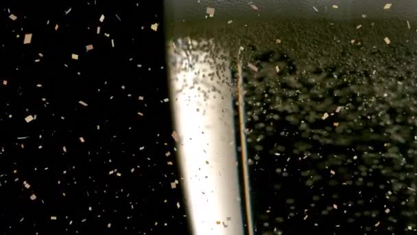 Animación Confeti Cayendo Burbujas Subiendo Copa Champán Sobre Fondo Negro — Vídeo de stock