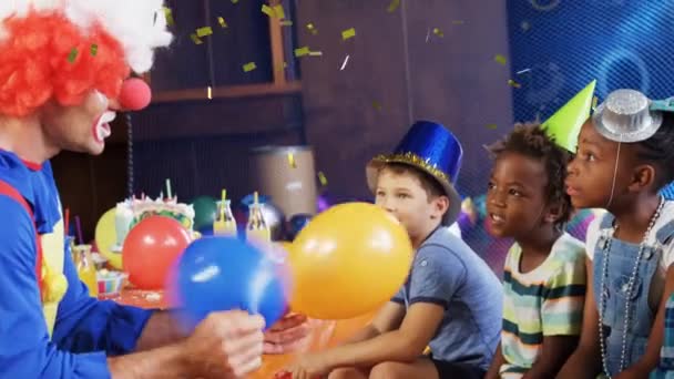 Palyaçonun Üzerine Konfetilerin Düşmesi Çocukların Partide Eğlenmesi Çocukluk Parti Kutlama — Stok video