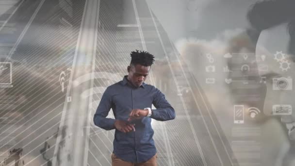 Animatie Van Afrikaanse Amerikaanse Zakenman Met Behulp Van Smartwatch Modern — Stockvideo