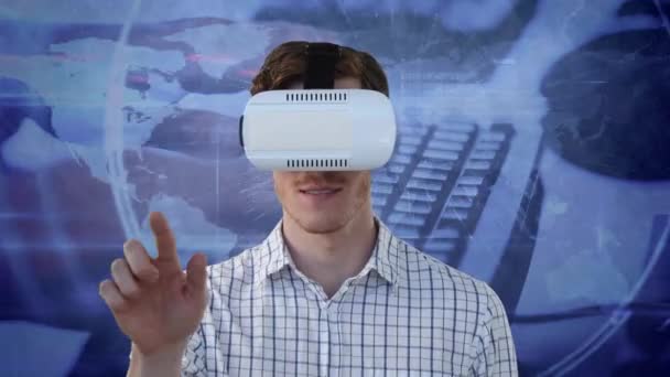 Animação Homem Vestindo Headset Redes Conexões Com Mapa Mundo Fundo — Vídeo de Stock